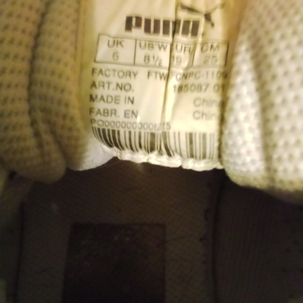 Lady's tennis shoes